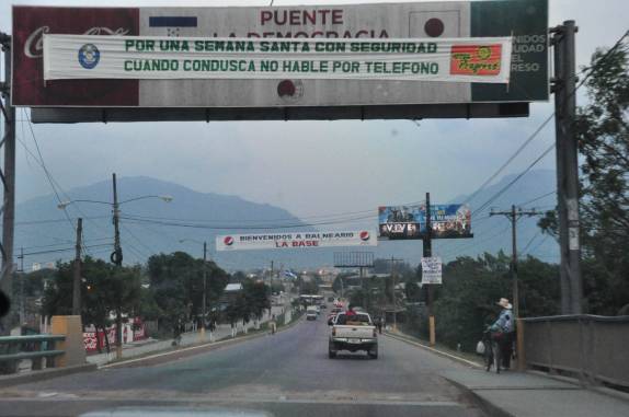 Cruzando pequena cidade no norte de Honduras